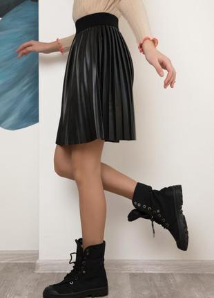 Черная плиссированная юбка из эко-кожи, эко-кожа, повседневный2 фото