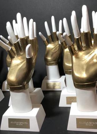 Статуетка золота рукавичка виробництво нагородної атрибутики4 фото