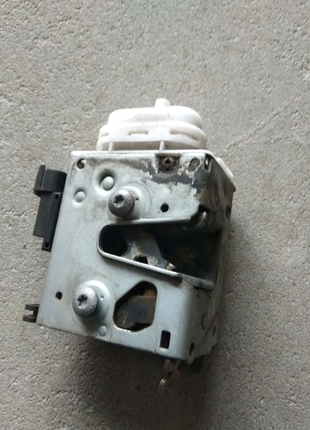 Замок дверей передньої ауді а4 б5