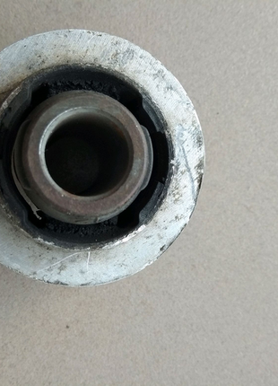 Подушка двигуна нижня рено сценик1,кенго