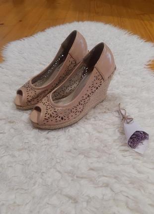 Босоніжки на платформі