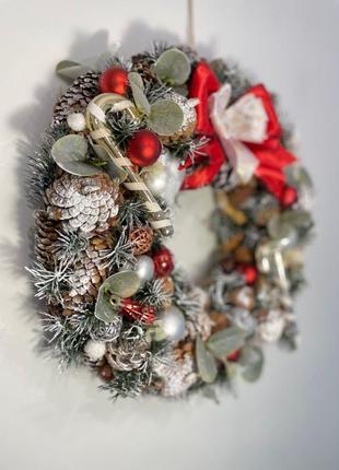 Різдвяний віночок з цукерками.новорічний святковий вінок з декоро6 фото