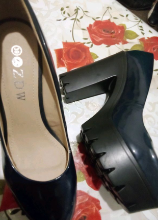 Туфлі жіночі, нові, темно-сині з чорною підошвою, 39 розмір.1 фото