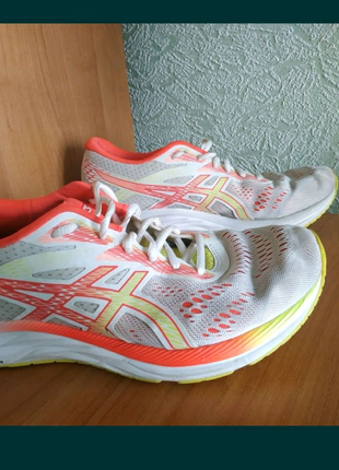 Жіночі спортивні кросівки asics