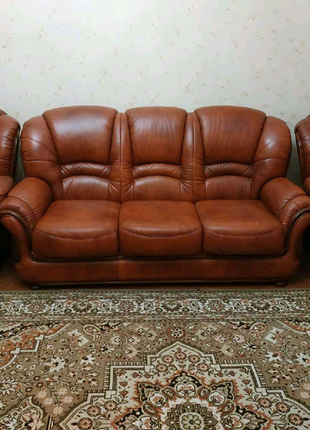 Продам немецкий кожаный диван с креслами.в отличном состоянии.1 фото