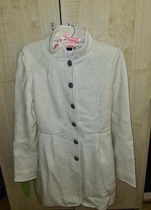 Теплое,шерстяное пальто-шинель,камзол,в состоянии нового,молочного цвета.