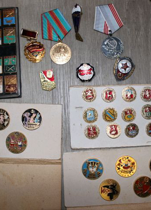 Значки, герби, медалі