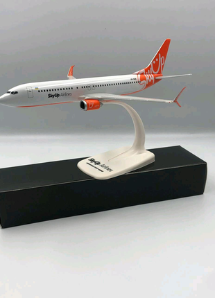 Модель літака boeing 737-800 skyup масштаб 1-200 (20 см).херпа
