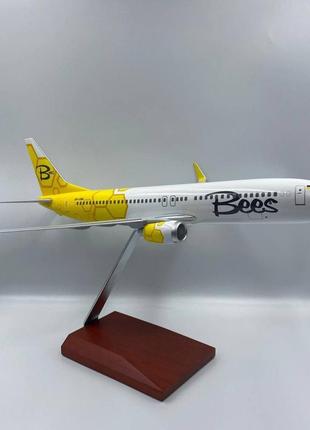 Модель літака boeing 737-800 bees airlines масштаб 1:100 (40 см)