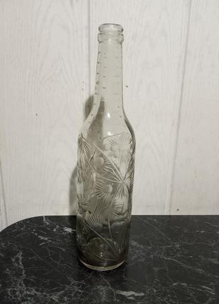 Стеклянная бутылка с рисунком-резьбой. 
ручная работа2 фото