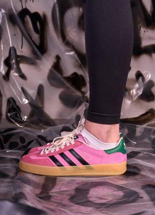 Жіночі кросівки замшеві рожеві gucci x adidas gazelle1 фото