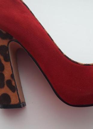 Изящные бордовые туфли с леопардовым каблуком1 фото