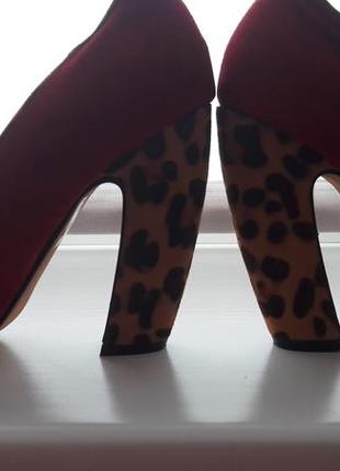 Изящные бордовые туфли с леопардовым каблуком4 фото