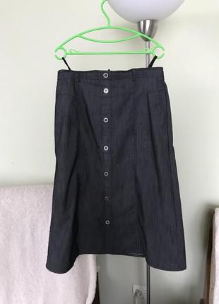 Стильная юбка темно-серого цвета под джинс