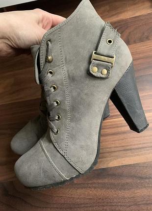 Осенние сапожки на каблуке . ботильоны 😍