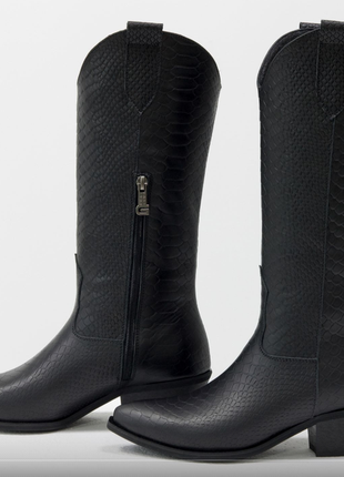Дизайнерська взуття від gino figini. ексклюзивні чорні козаки з натуральної шкіри "пітон"2 фото