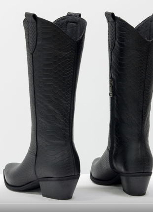 Дизайнерська взуття від gino figini. ексклюзивні чорні козаки з натуральної шкіри "пітон"3 фото