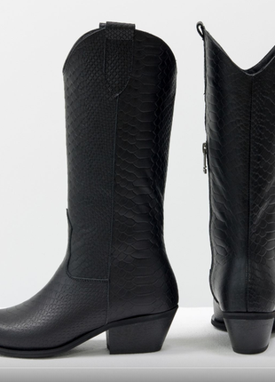 Дизайнерська взуття від gino figini. ексклюзивні чорні козаки з натуральної шкіри "пітон"5 фото