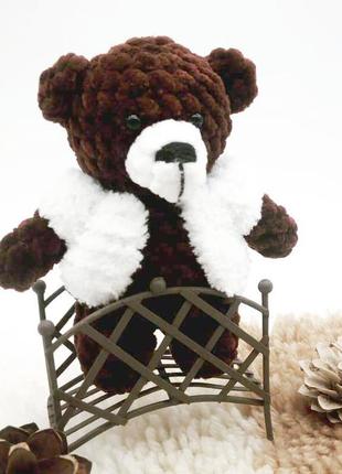Вязаная игрушка из плюшевой пряжи «медвежонок-барибал»2 фото