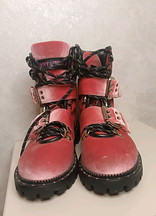 Незвичайні черевики рожевого кольору чобітки2 фото