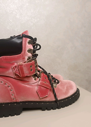 Незвичайні черевики рожевого кольору чобітки3 фото