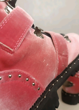 Незвичайні черевики рожевого кольору чобітки7 фото