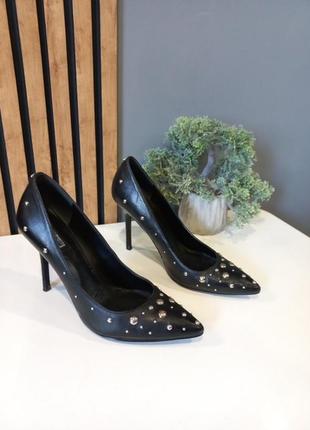 Стильні,фірменні,шкіряні туфлі,оригінал,на шпильці