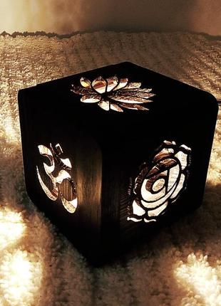 Ночник светильник из дерева темный с изображениями чакры. деревянный ночной светильник.