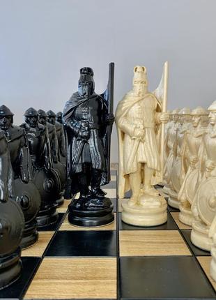 Шахові фігури " лицарі" із натуральної деревини клена1 фото