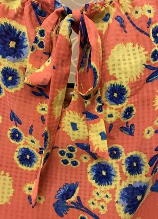Очень красивая и стильная брендовая блузка в цветах.5 фото