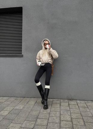 Женская короткая курточка из эко-кожи, с капюшоном, бежевая8 фото