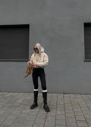 Женская короткая курточка из эко-кожи, с капюшоном, бежевая3 фото