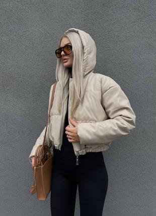 Женская короткая курточка из эко-кожи, с капюшоном, бежевая1 фото