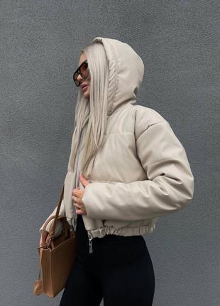 Женская короткая курточка из эко-кожи, с капюшоном, бежевая2 фото