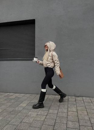 Женская короткая курточка из эко-кожи, с капюшоном, бежевая7 фото