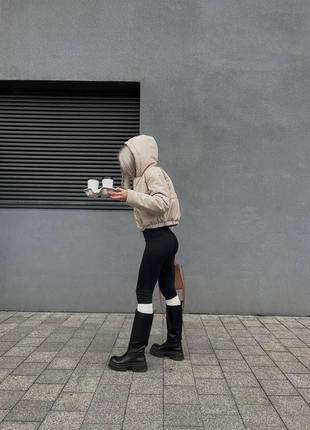Женская короткая курточка из эко-кожи, с капюшоном, бежевая4 фото