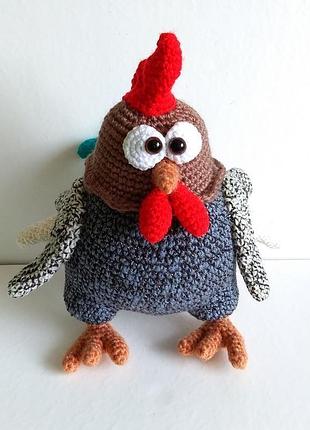 В'язана іграшка півень.