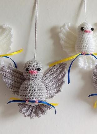 Іграшка в'язана голуб миру.