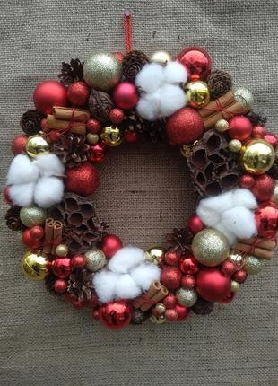 Новорічний вінок на двері з золотими та червоними кульками, бавовною та корицею