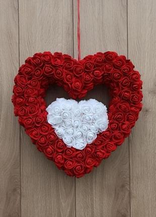 Подвійне червоно-біле серце з троянд до дня валентина, весілля