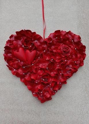 Красное сердце из лепестков роз - декор ко дню валенина, свадьбы3 фото
