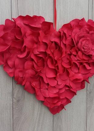 Серце з червоних пелюстків троянд до дня святого валентина або весілля