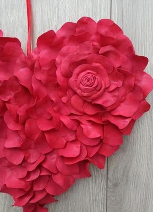 Сердце из красных лепестков роз ко дню святого валентина или свадьбы6 фото
