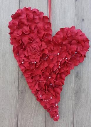 Красное сердце из лепестков роз-декор ко дню святого валентина, свадьбы3 фото