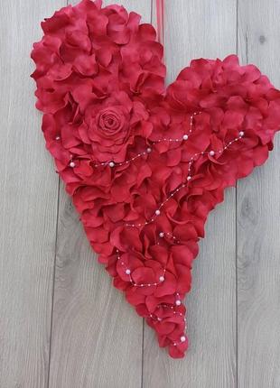 Красное сердце из лепестков роз-декор ко дню святого валентина, свадьбы5 фото
