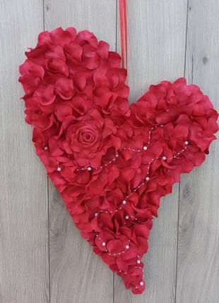 Красное сердце из лепестков роз-декор ко дню святого валентина, свадьбы2 фото