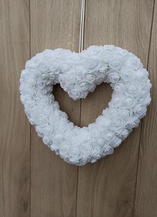 Біле серце, вкрите трояндами для декору весілля, весільної церемонії, дня валентина та ін.