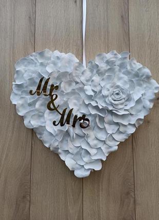 Белое сердце из лепестков роз - декор для свадьбы1 фото