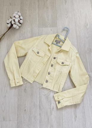 Укорочена джинсова куртка жовтого кольору на меплнвих кнопках кроп куртка р.xs бавовна