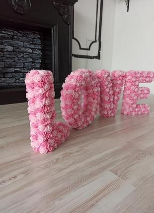 Буквы love из розовых роз